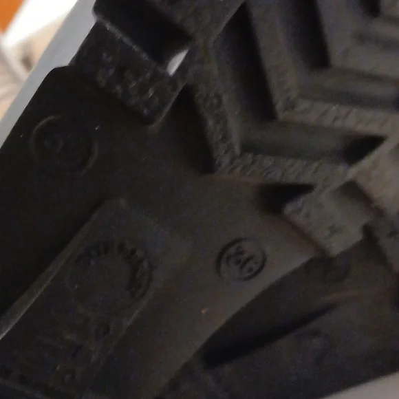 BURBERRY RAIN BOOTS - Picture 5 of 9